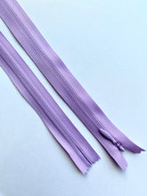 Fermoar rezistent, ascuns, brand YKK, culoare lavanda deschis, 70 cm lungime